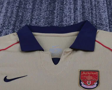 01-02 Tenue rétro enfant Arsenal (à l'extérieur)