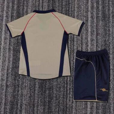01-02 Tenue rétro enfant Arsenal (à l'extérieur)