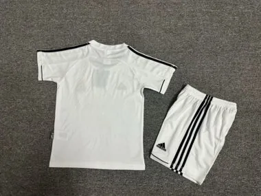 03-04 Divisa da bambino retro del Real Madrid (in casa)