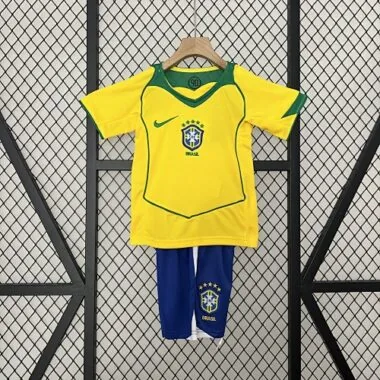 Equipación retro para niños de la selección de Brasil de 2004 (para partidos en casa)