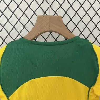 Equipación retro para niños de la selección de Brasil de 2004 (para partidos en casa)