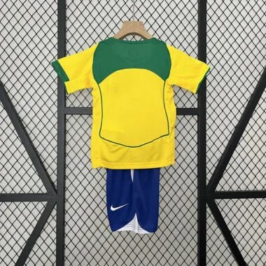 Equipación retro para niños de la selección de Brasil de 2004 (para partidos en casa)