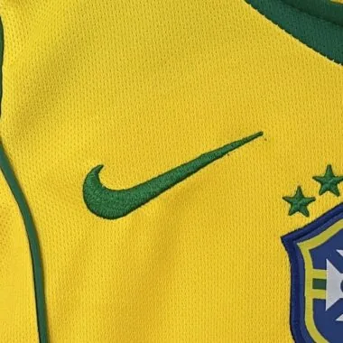 Equipación retro para niños de la selección de Brasil de 2004 (para partidos en casa)