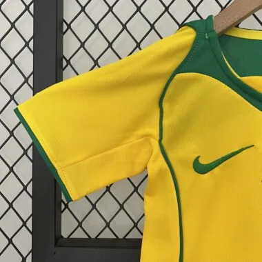 Equipación retro para niños de la selección de Brasil de 2004 (para partidos en casa)