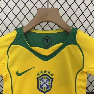 Equipación retro para niños de la selección de Brasil de 2004 (para partidos en casa)