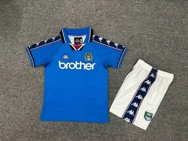 Divisa da bambino retrò da casa del Manchester City stagione 97/98