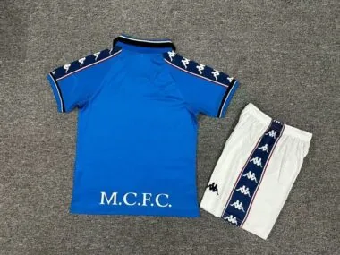 Divisa da bambino retrò da casa del Manchester City stagione 97/98
