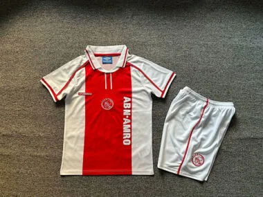 Equipamento infantil retro do Ajax para jogos em casa da época 98-99
