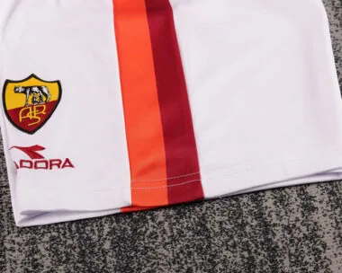 Divisa da bambino retro della Roma per le partite in casa della stagione 98-99