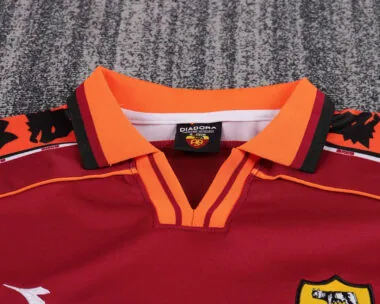 Divisa da bambino retro della Roma per le partite in casa della stagione 98-99