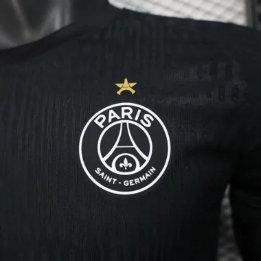 Maglia da gioco speciale nera del PSG 25-26, versione giocatore.