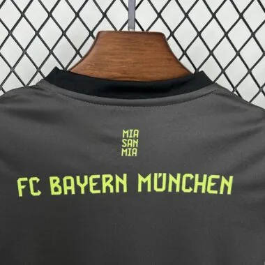25-26 Kit de guarda-redes preto do Bayern de Munique para crianças