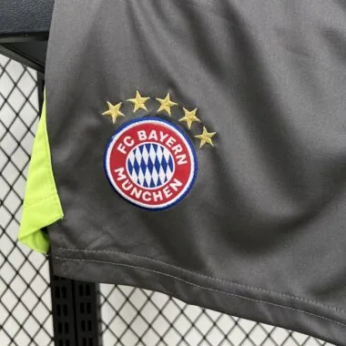 25-26 Kit de guarda-redes preto do Bayern de Munique para crianças