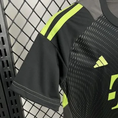 25-26 Kit de guarda-redes preto do Bayern de Munique para crianças