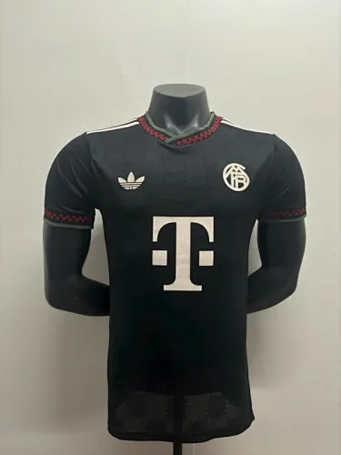 Camiseta del Bayern, versión para el tercer partido fuera de casa, 25-26