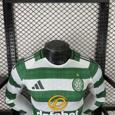 Camisa de manga comprida do Celtic para jogos em casa, temporada 25-26.