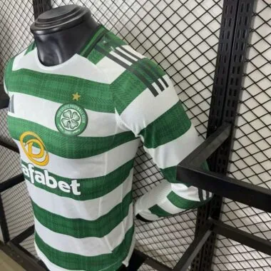 Camisa de manga comprida do Celtic para jogos em casa, temporada 25-26.