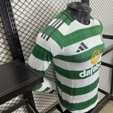 Camisa de manga comprida do Celtic para jogos em casa, temporada 25-26.