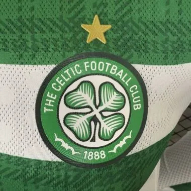 Camisa de manga comprida do Celtic para jogos em casa, temporada 25-26.