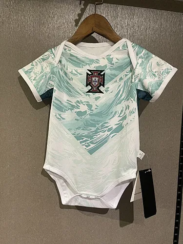 Camisa de jogo fora de casa da seleção de Portugal para o Mundial de 2026, para bebés: tamanhos 9 e 12