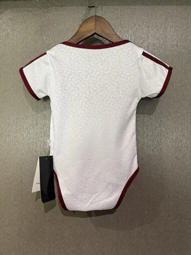 Camiseta de visitante de la selección española infantil para el Mundial de 2026. Tallas: 9 y 12