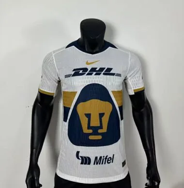 Maillot des Pumas, version joueur, pour les matchs à domicile, numéros 25 et 26