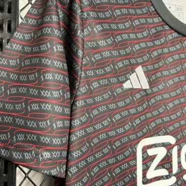 Maillot d'avant-match de l'Ajax 24-25