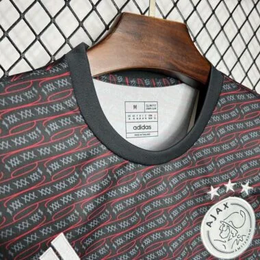 Maillot d'avant-match de l'Ajax 24-25