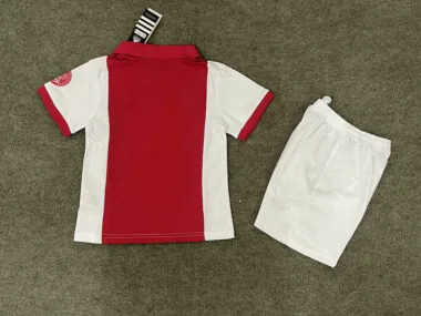 25-26 Equipación infantil del Ajax para su 125.º aniversario