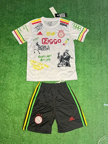 25-26 Equipamento infantil do Ajax BOB MARLEY