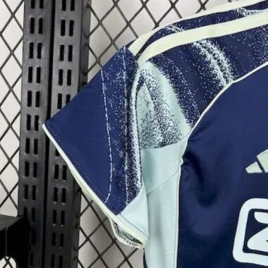 Equipamento infantil do Ajax para jogos fora de casa, 25-26