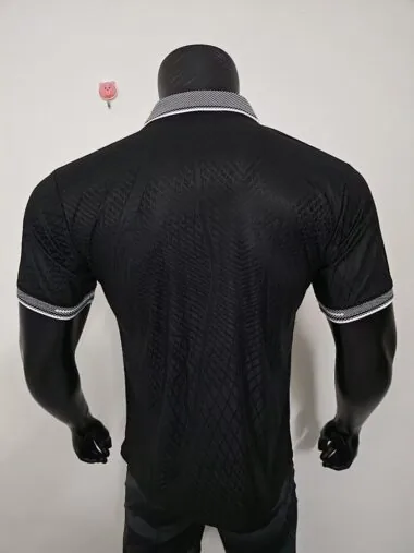 Maglia del Real Madrid 2025/26, edizione speciale nera per i giocatori