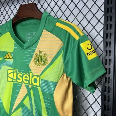 24-25 Newcastle green goalkeeper kid kit