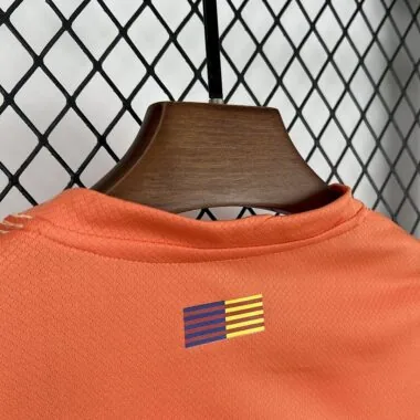 Equipación infantil de portero del Barcelona 2025/26 en color naranja