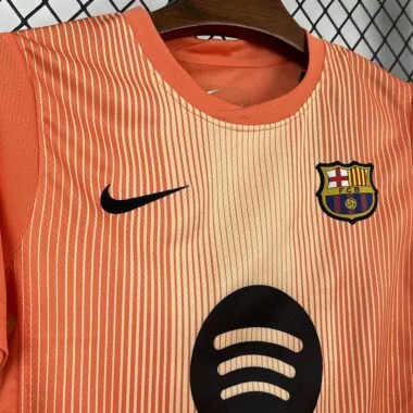 Equipación infantil de portero del Barcelona 2025/26 en color naranja