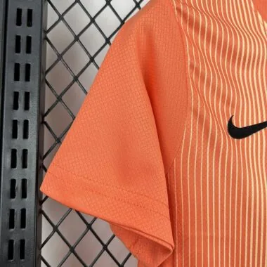 Equipación infantil de portero del Barcelona 2025/26 en color naranja