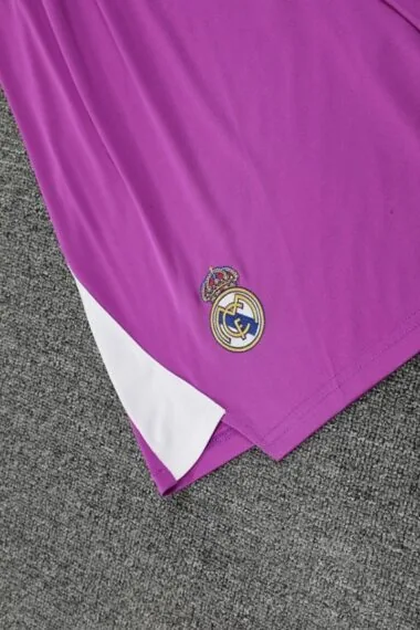 Equipamento de guarda-redes roxo do Real Madrid 2025/26