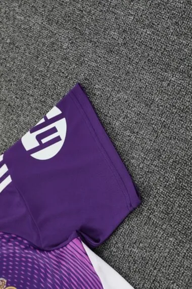 Equipamento de guarda-redes roxo do Real Madrid 2025/26