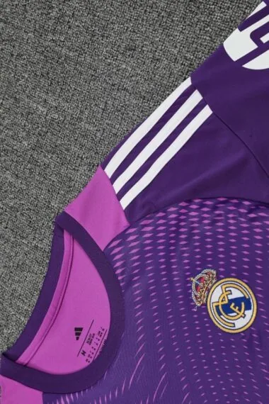 Equipamento de guarda-redes roxo do Real Madrid 2025/26
