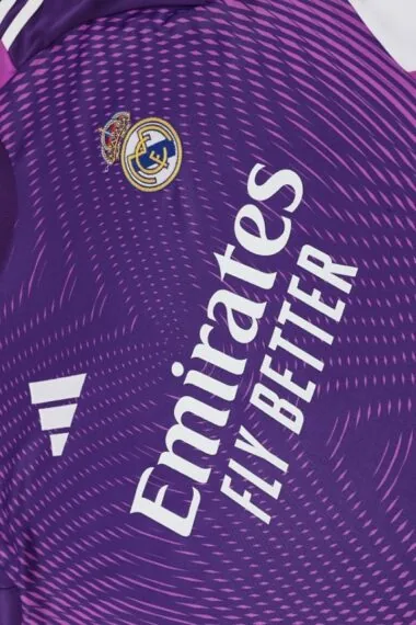 Equipamento de guarda-redes roxo do Real Madrid 2025/26