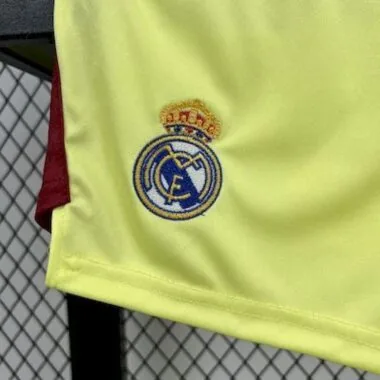 Equipación infantil de portero amarilla del Real Madrid 2025/26