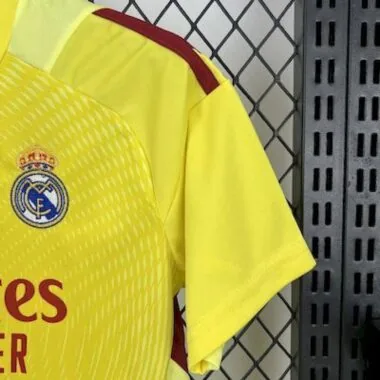 Equipación infantil de portero amarilla del Real Madrid 2025/26