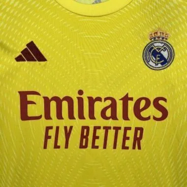 Equipación infantil de portero amarilla del Real Madrid 2025/26
