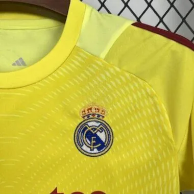 Equipación infantil de portero amarilla del Real Madrid 2025/26