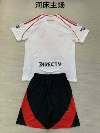 Equipación infantil y de adulto del River Plate para los días 24 y 25