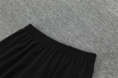 Ropa de entrenamiento del Manchester United 2025/26, negra, con media cremallera