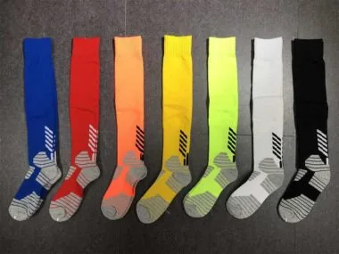 MJM659: Nuevo modelo de calcetines de fútbol para jóvenes y niños pequeños, de nylon y algodón 100 %, con acabado afelpado y base de toalla