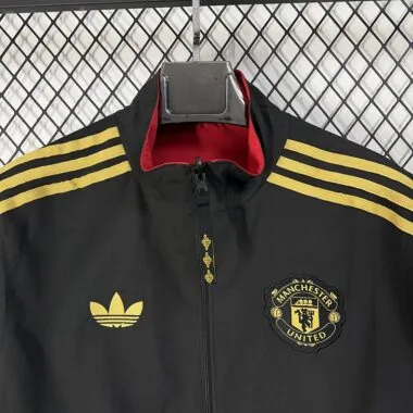 Casaco reversível do Manchester United 2026/27, preto e vermelho, para o Ano Novo