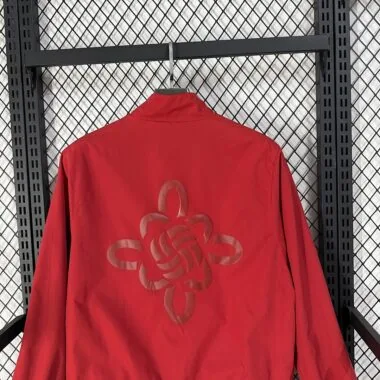 Casaco reversível do Manchester United 2026/27, preto e vermelho, para o Ano Novo