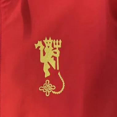 Casaco reversível do Manchester United 2026/27, preto e vermelho, para o Ano Novo